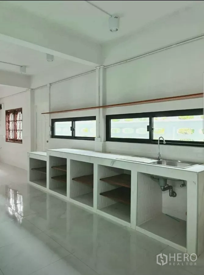 带办公室的家 出租在Lat Phrao, Bangkok - 内置柜台配不锈钢水槽与开放式搁架，横向窗下方。