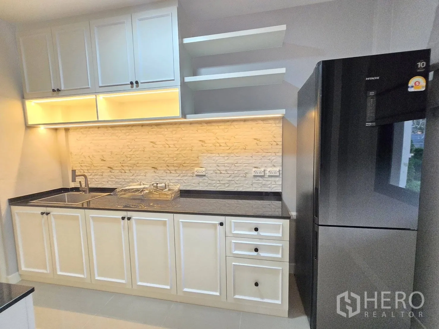บ้าน for rent or sale in Bang Phli, Samut Prakan - มุมครัวพร้อมอ่างล้างจาน ผนังไฟซ่อน และตู้เย็นขนาดใหญ่