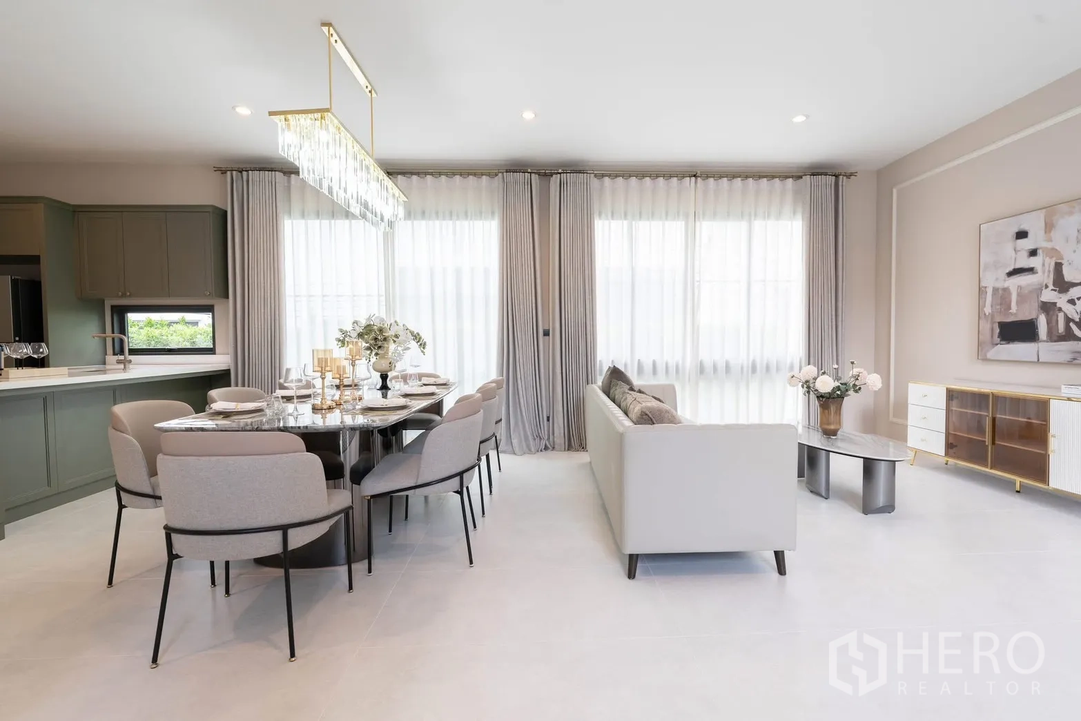 独栋房屋 for rent in Bang Phli, Samut Prakan - 餐厅毗邻浅灰色厨房与中岛，满墙窗帘采光通透。