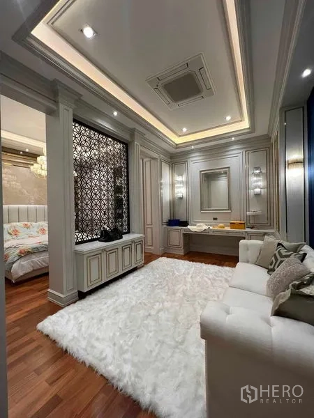 独立式住宅 出租或出售在Thawi Watthana, Bangkok - 私密起居区，镂空隔断、沙发与白色长绒地毯。