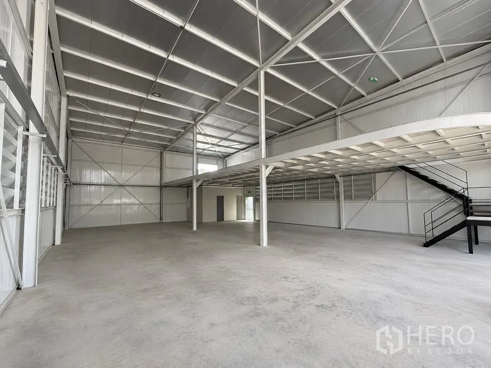โกดัง for rent in Bang Na, Bangkok - โกดังพื้นที่โล่ง เพดานสูง โครงสร้างเหล็ก และชั้นลอย