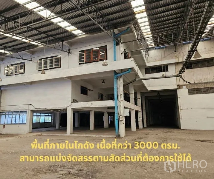 工厂 出租在Bang Kho Laem, Bangkok - 高跨仓库区域，带夹层办公室和天窗屋顶。