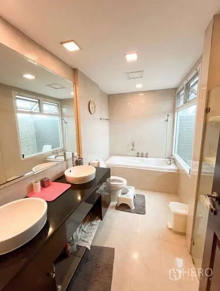 บ้าน ให้เช่าในBang Phli, Samut Prakan - ห้องน้ำสว่างพร้อมอ่างล้างหน้าแบบคู่ กระจกบานยาว อ่างอาบน้ำ และหน้าต่างบานใหญ่