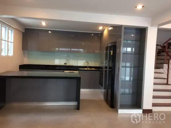 Detached House for rent or sale in Khan Na Yao, Bangkok - Contemporary built-in kitchen with island, glossy cabinets and appliances