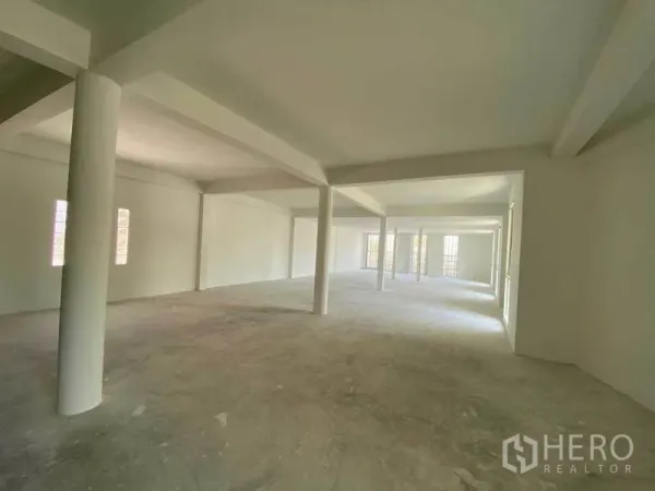 Retail Space for rent in Khlong Toei, Bangkok - Expansive open-plan retail floor with white columns and natural light.