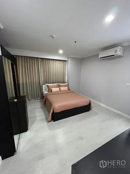 คอนโด ขายในSathon, Bangkok - ห้องนอนรองพร้อมเตียงคู่ เครื่องปรับอากาศ และผ้าม่านเต็มบาน