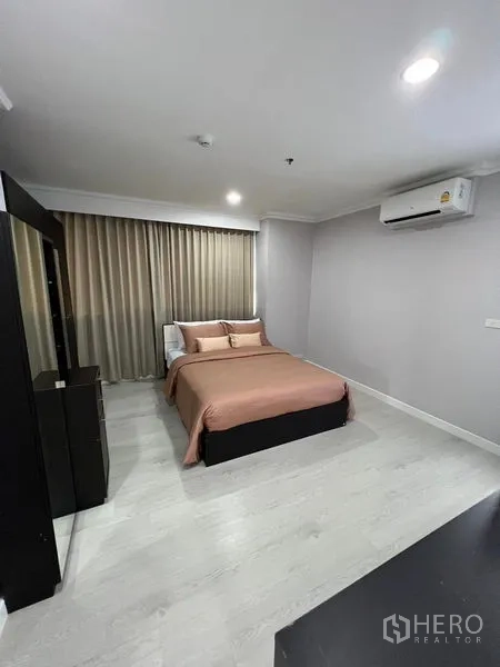 คอนโด ขายในSathon, Bangkok - ห้องนอนรองพร้อมเตียงคู่ เครื่องปรับอากาศ และผ้าม่านเต็มบาน