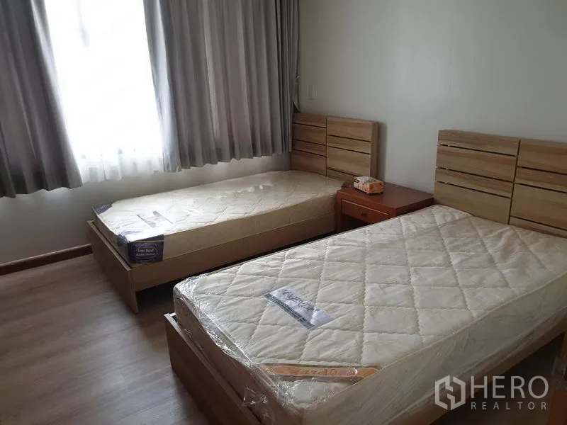 คอนโด ให้เช่าในWatthana, Bangkok - ห้องนอนเตียงคู่พร้อมโต๊ะหัวเตียง หน้าต่างและผ้าม่าน