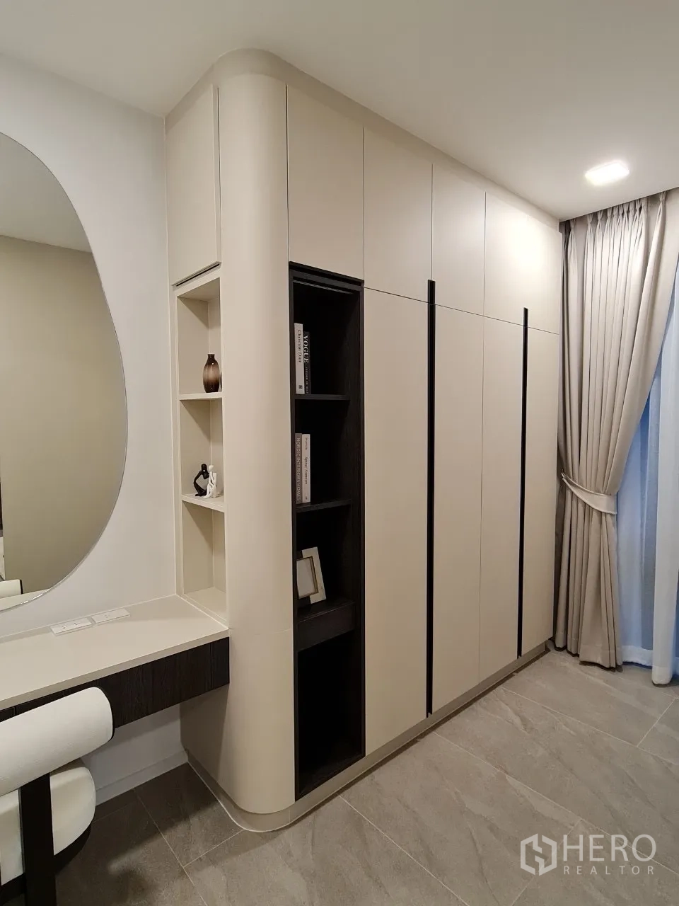 Detached House for rent in Saphan Sung, Bangkok - Built-in wardrobe system with curved corners and display niches.