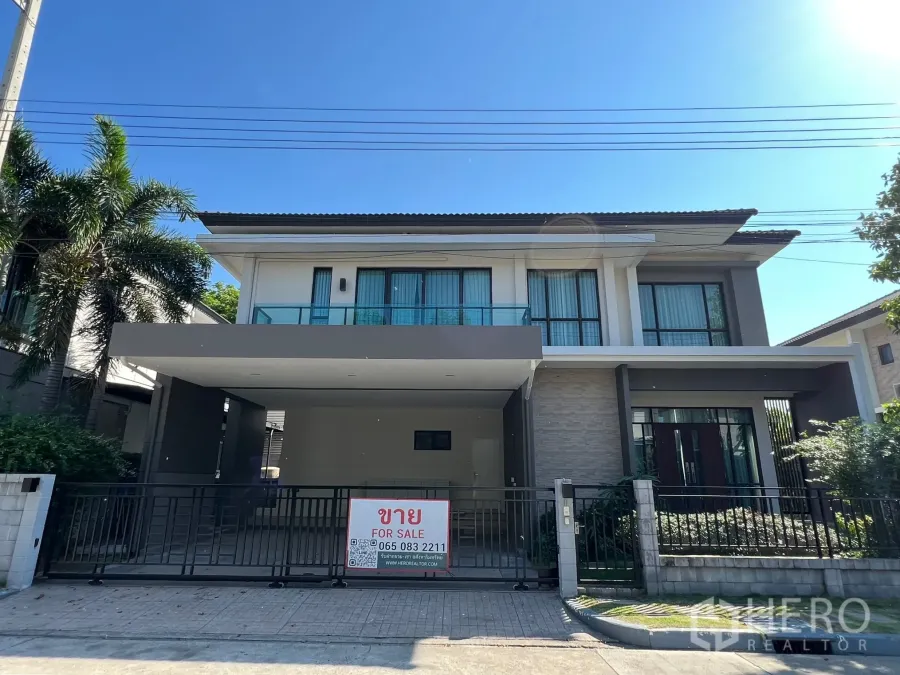 Detached House for rent or sale in Prawet, Bangkok - Modern two-storey detached house facade at The City Pattanakan with gated carport and for sale sign.