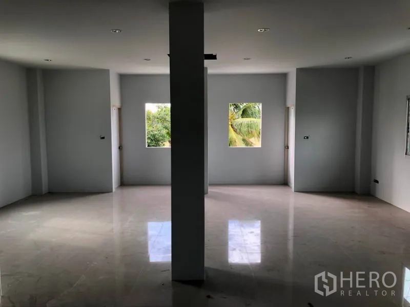 工厂 出租在Khlong Luang, Pathum Thani - 二楼办公区，瓷砖地面，中央立柱，窗外可见绿树景观。