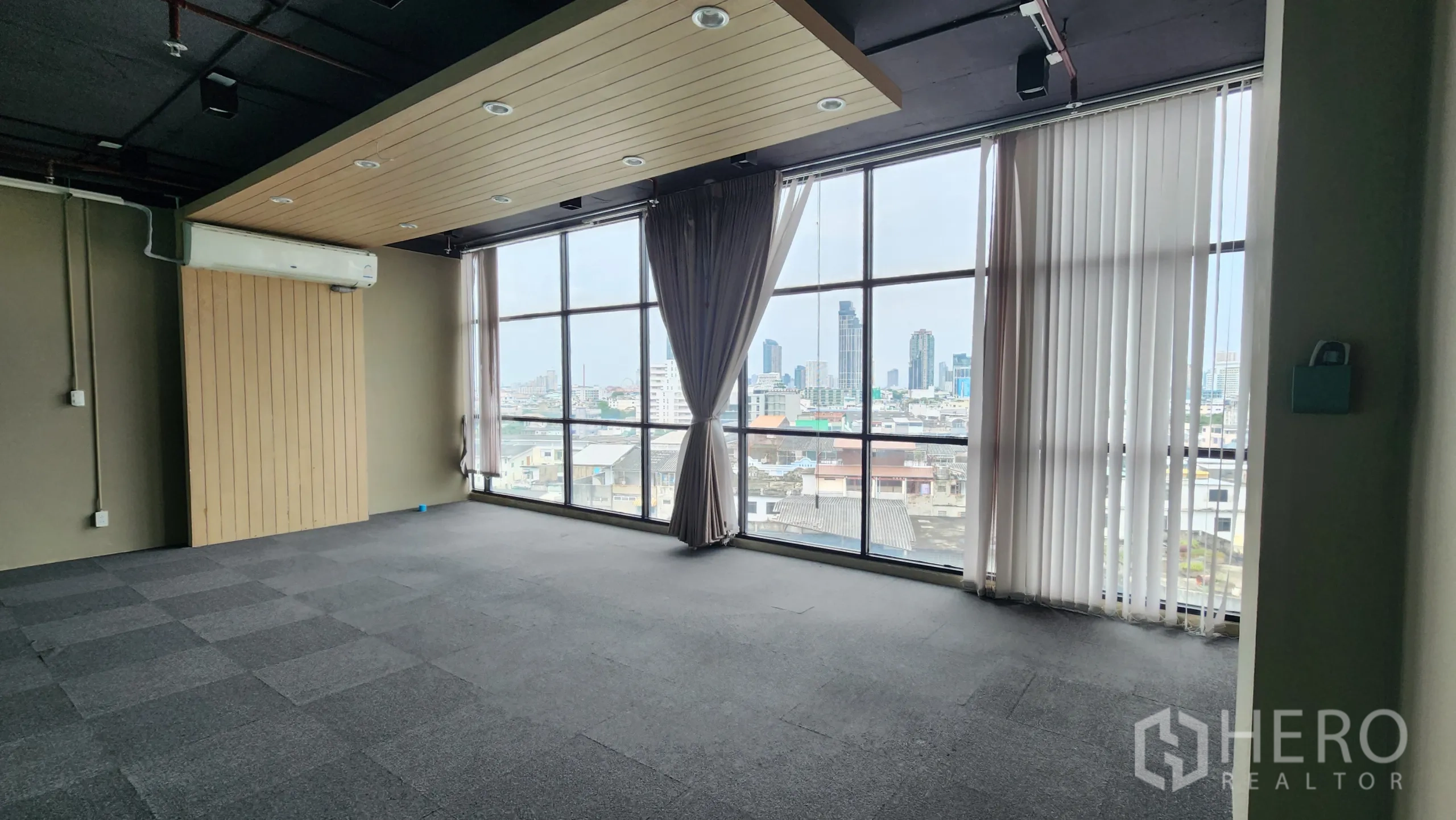 办公空间 出租在Yan Nawa, Bangkok - 私人办公室大窗框景，远眺曼谷天际线。