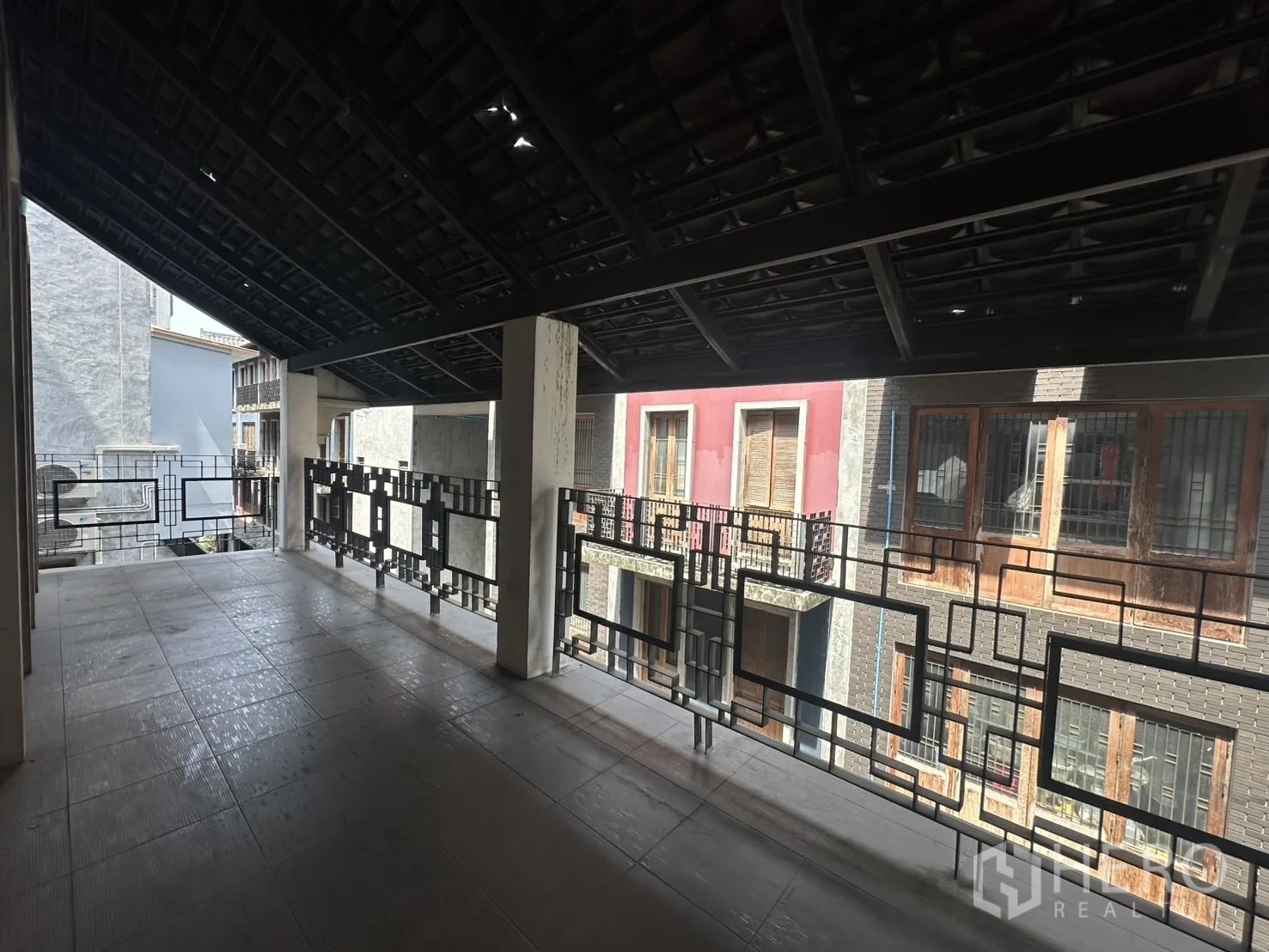 带办公室的家 出租在Pathum Wan, Bangkok - 延伸的半户外露台，深檐设计，面向院落。