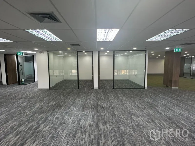 办公空间 出租在Khlong Toei, Bangkok - 三间黑框玻璃隔断小办公室，布局现代。