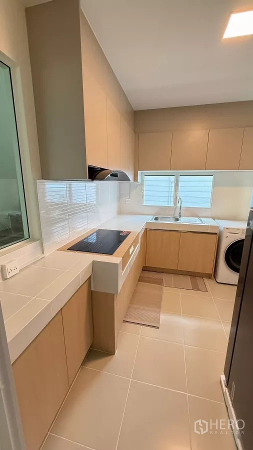 Detached House for rent in Bang Phli, Samut Prakan - Separate kitchen with induction hob, range hood, and ample cabinetry.