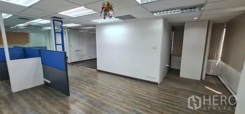 办公空间 出租在Watthana, Bangkok - 开放工区，工位隔间、白色墙面与格栅吊顶。