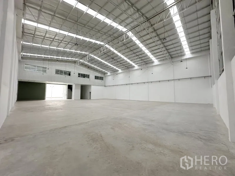 工厂 出租在Pathum Thani - 宽敞厂房，远端设有带窗的办公夹层。