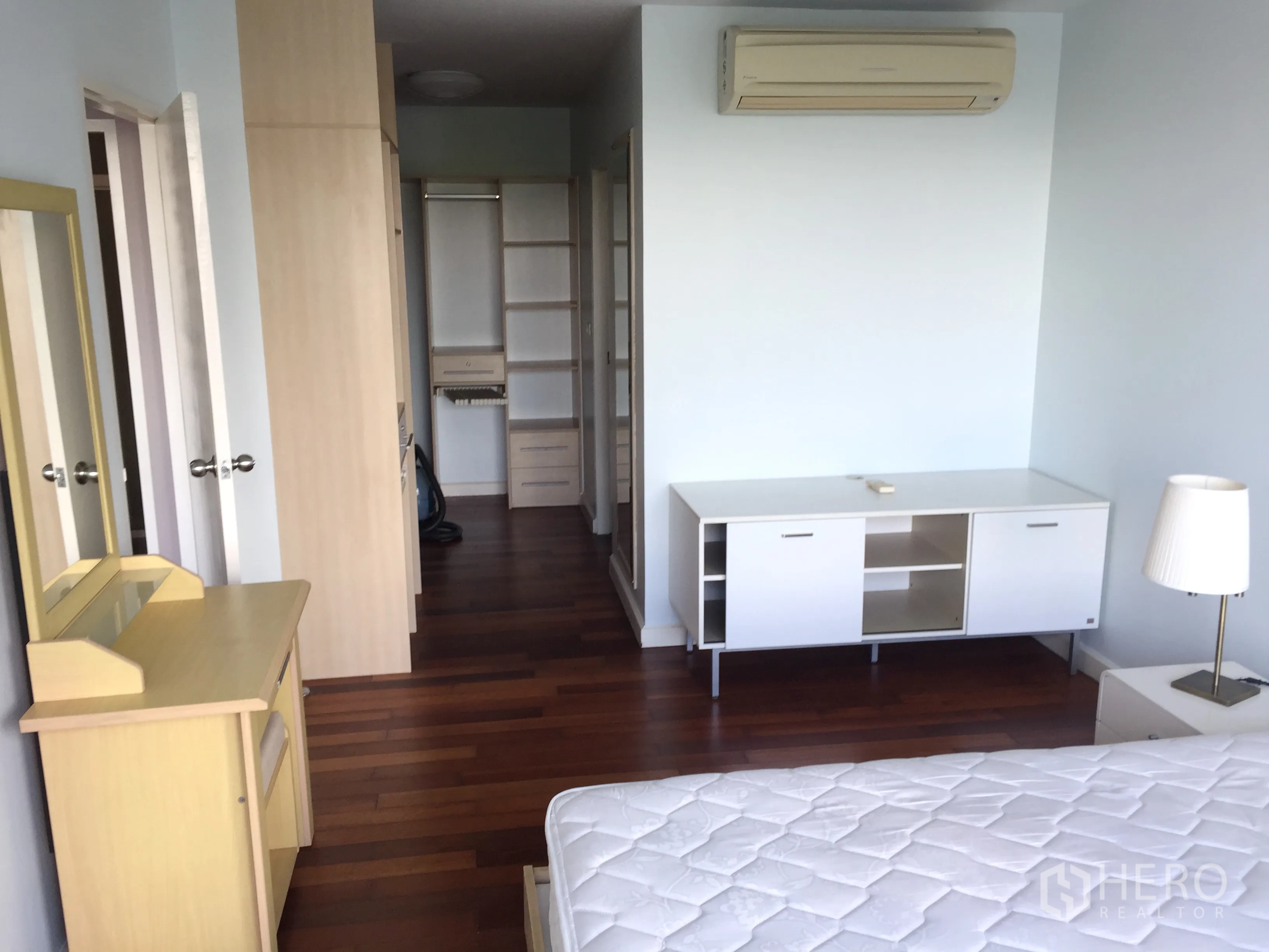 Condominium for rent in Watthana, Bangkok - Bright master bedroom with built-in wardrobes, wood floors and split air-con.
