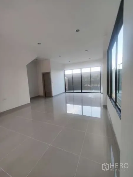 带办公室的家 出租在Bueng Kum, Bangkok - 明亮的楼层空间，亮面瓷砖地、筒灯照明，整面落地推拉门通向阳台。