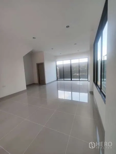 带办公室的家 出租在Bueng Kum, Bangkok - 明亮的楼层空间，亮面瓷砖地、筒灯照明，整面落地推拉门通向阳台。