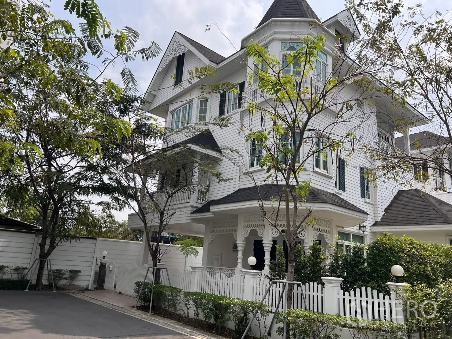 บ้านเดี่ยว for rent in Bang Na, Bangkok - บ้านเดี่ยวสไตล์วิกตอเรียสีขาว มีป้อมมุม ระเบียง และรั้วไม้สีขาว