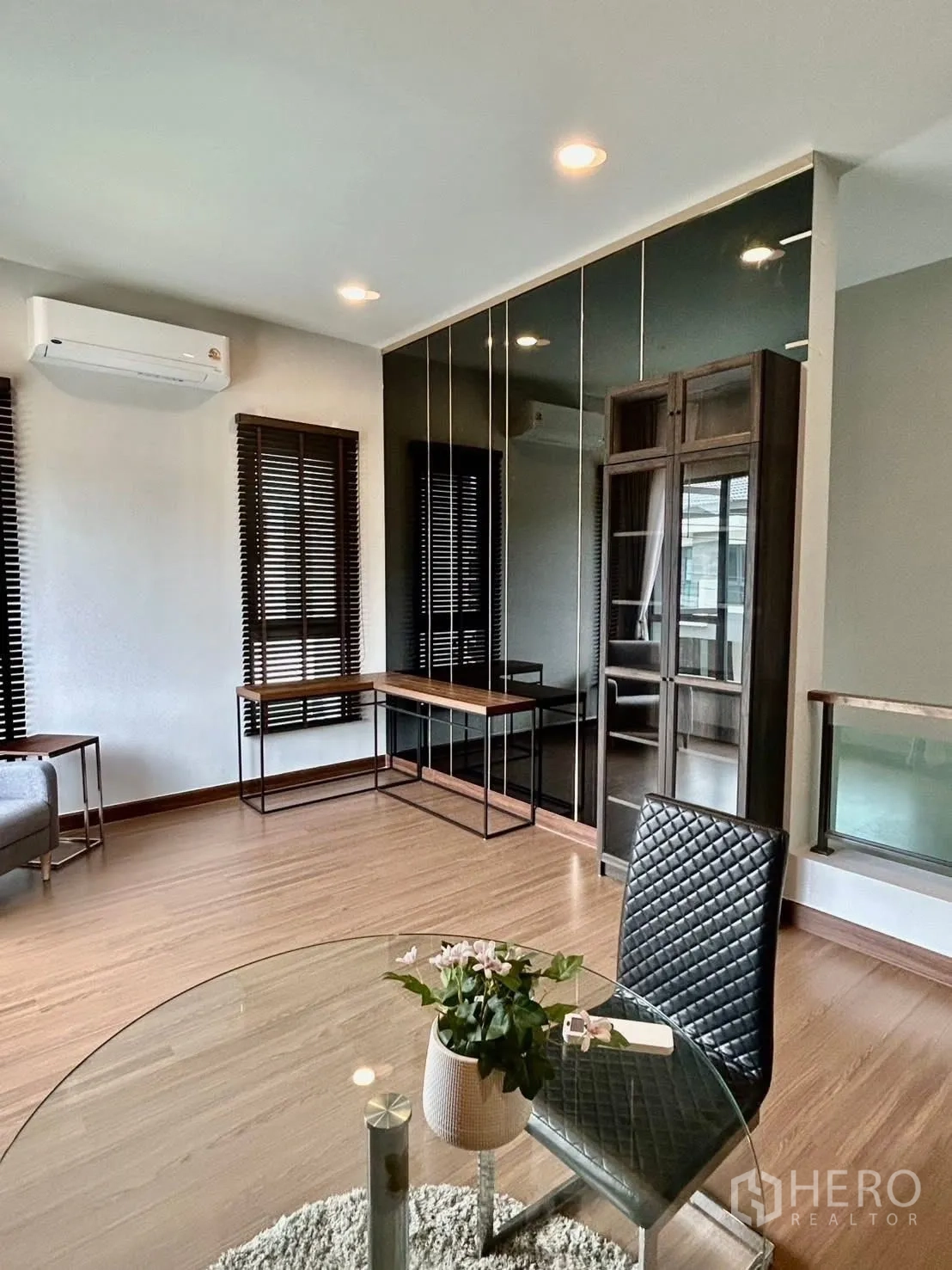 Detached House for rent in Bang Phli, Samut Prakan - Airy room with split air conditioner, twin desks, and a mirrored wall.