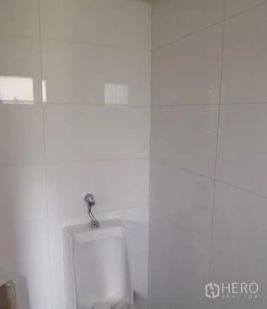 零售空间 出租 - 零售区内的洁白瓷砖卫生间，墙挂式小便斗。