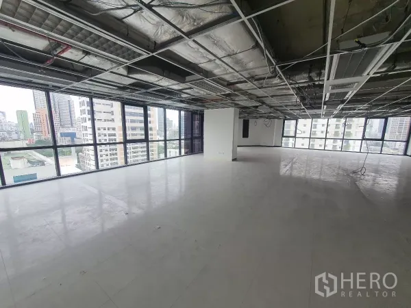 Office Space for rent in Bang Rak, Bangkok - Corner office space with floor‑to‑ceiling windows overlooking the Silom skyline.