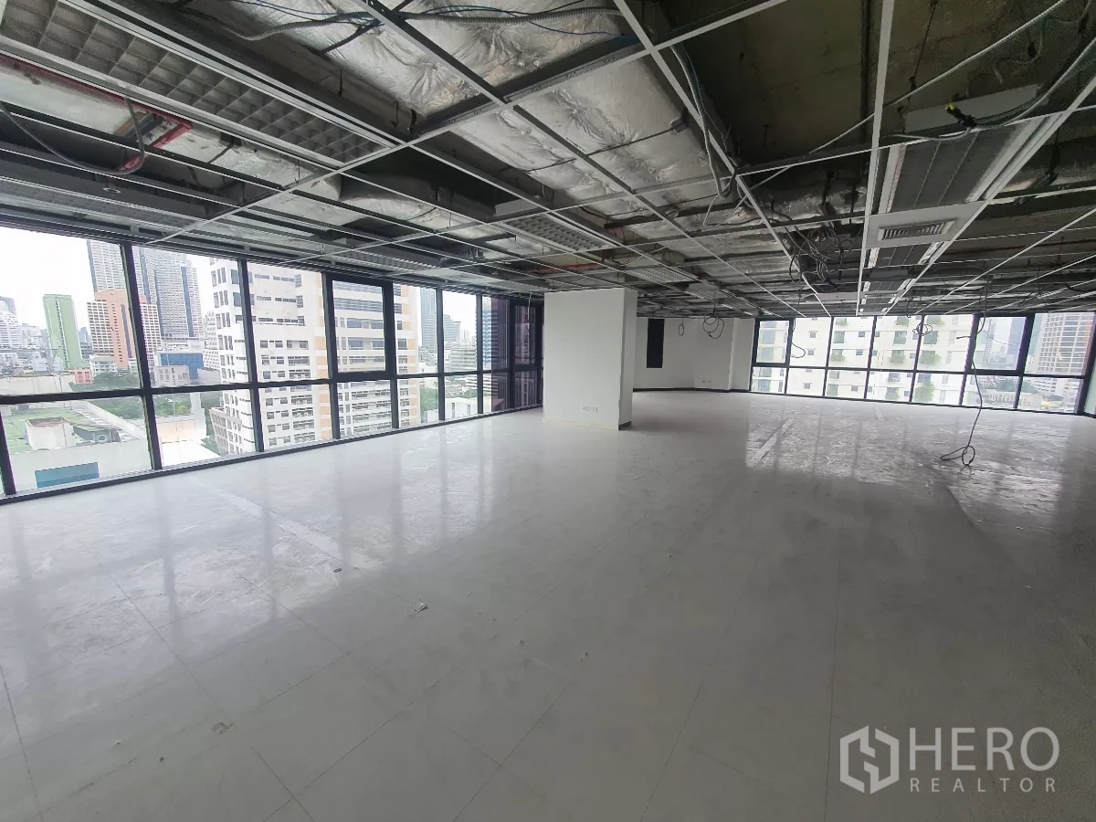 Office Space for rent in Bang Rak, Bangkok - Corner office space with floor‑to‑ceiling windows overlooking the Silom skyline.