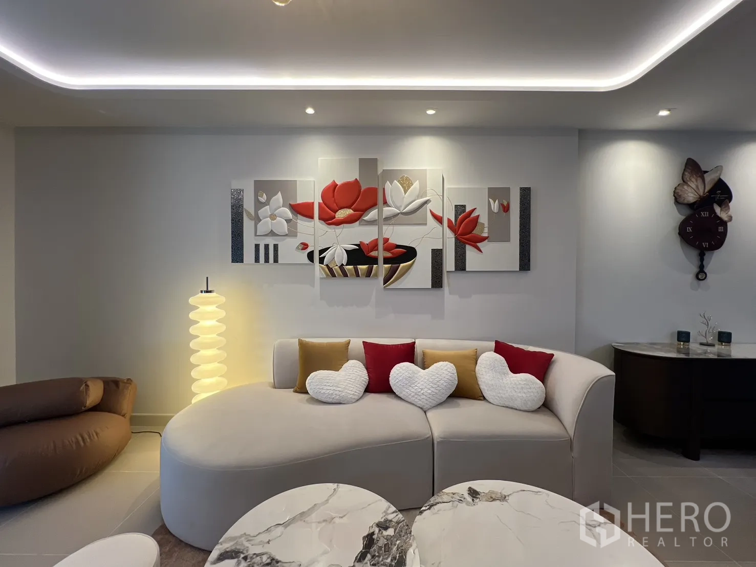 ทาวน์เฮาส์ for rent in Bang Phli, Samut Prakan - มุมนั่งเล่นอบอุ่นด้วยโซฟาโค้ง งานศิลปะติดผนัง และโคมไฟตั้งพื้นดีไซน์