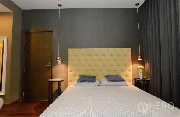 公寓 出租在Watthana, Bangkok - 卧室配软包床头、深色窗帘、床头柜与暖色吊灯