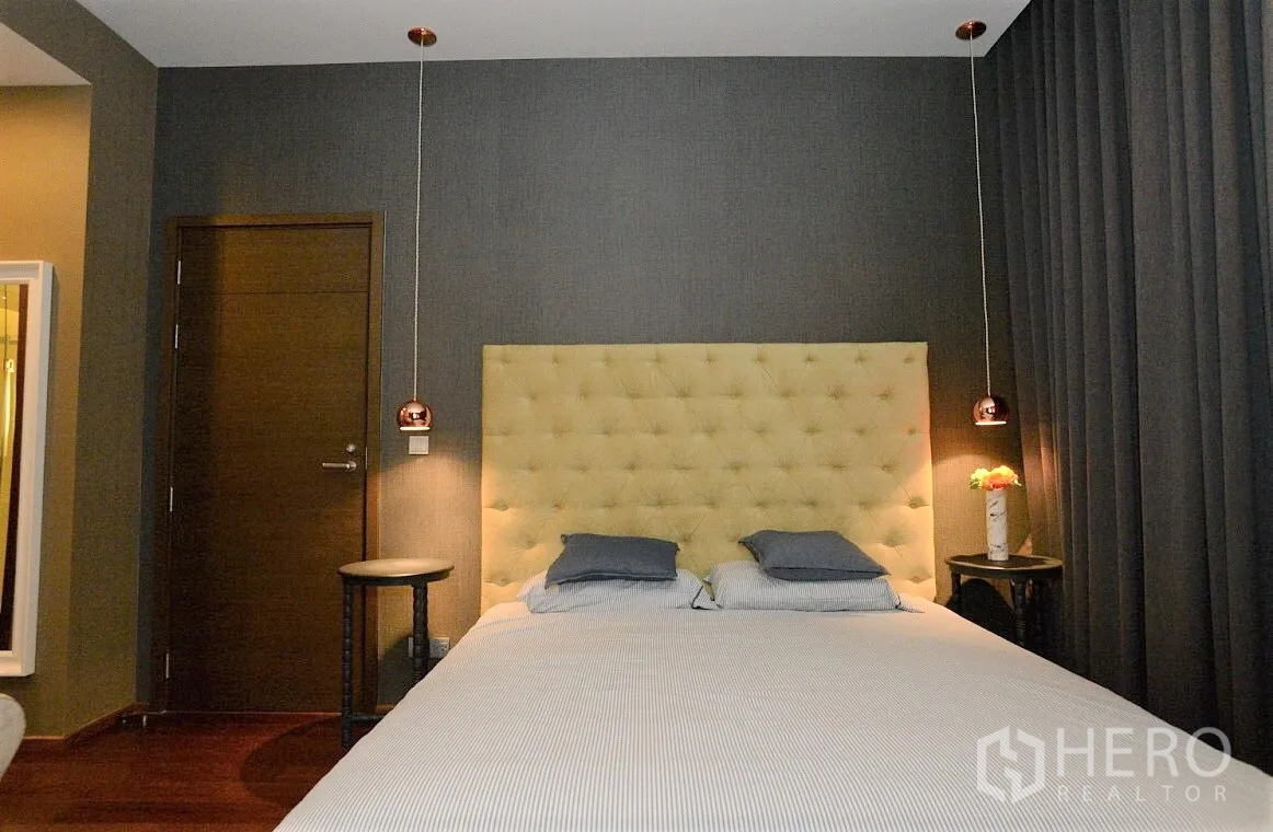 公寓 出租在Watthana, Bangkok - 卧室配软包床头、深色窗帘、床头柜与暖色吊灯