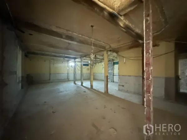 零售空间 出租在Bang Rak, Bangkok - 大开间未完成室内，带立柱与外露线路，适合二次装修。