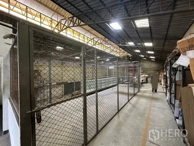 工厂 出租在Lam Luk Ka, Pathum Thani - 夹层走道，铁网储物区与货架