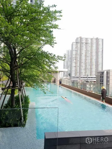 คอนโด ให้เช่าในWatthana, Bangkok - สระว่ายน้ำระบบแลปยาว พร้อมวิวตึกในเมือง
