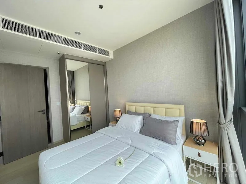 公寓 出租在Ratchathewi, Bangkok - 卧室配软包床头、床头灯与镜面衣柜。