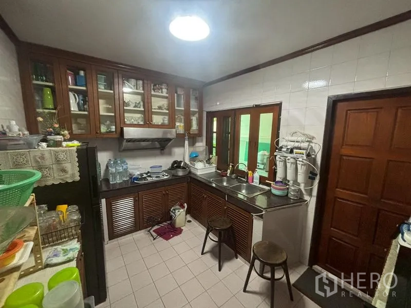 บ้านเดี่ยว for sale in Suan Luang, Bangkok - ห้องครัวปูกระเบื้อง ตู้แขวนกระจก เครื่องดูดควัน และอ่างล้างจาน