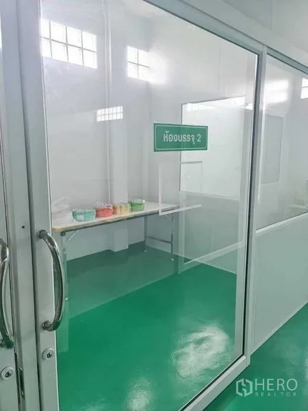 โรงงาน ขายในBang Pa-in, Phra Nakhon Si Ayutthaya - ห้องกระจก “ห้องบรรจุ 2” พร้อมโต๊ะยาวและภาชนะ