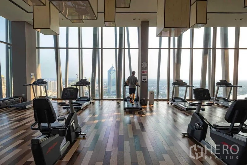 คอนโด ขาย - ห้องฟิตเนสสกายวิวผนังกระจกสูง มองเห็นเมืองและแม่น้ำแบบพาโนรามา