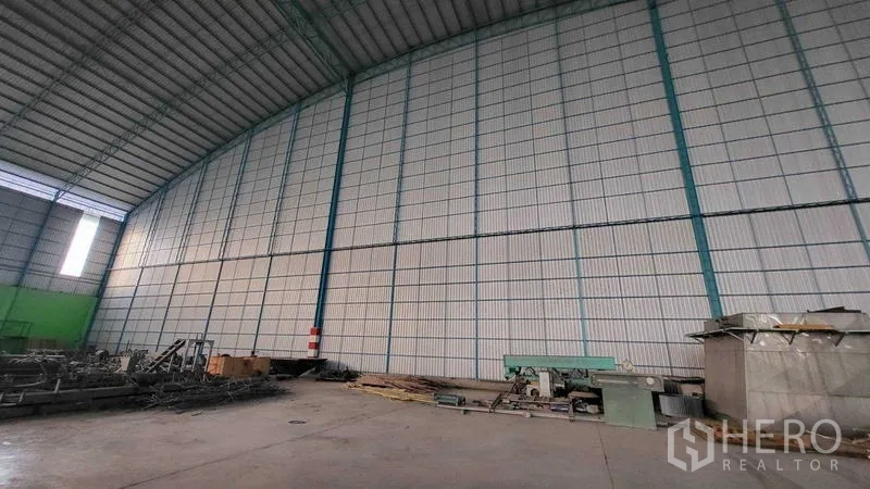 โรงงาน ให้เช่าในSai Noi, Nonthaburi - ภายในโรงงาน ผนังเมทัลชีทและโครงหลังคาสูง พร้อมอุปกรณ์อุตสาหกรรมบางส่วน