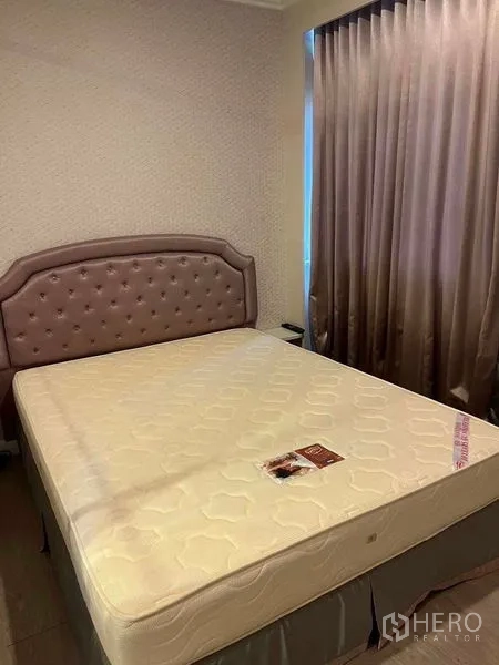 公寓 出售在Bang Na, Bangkok - 主卧配软包床头与全遮光窗帘。