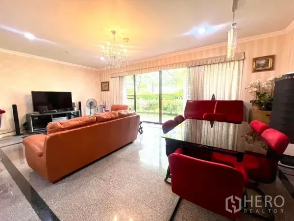 公寓 出售在Pathum Wan, Bangkok - 明亮客厅配皮沙发与电视柜，整面落地窗可赏园景