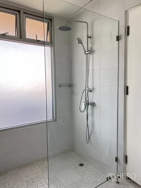 Condominium for rent in Khlong Toei, Bangkok - Glass-enclosed shower with rain shower head beside a frosted window.
