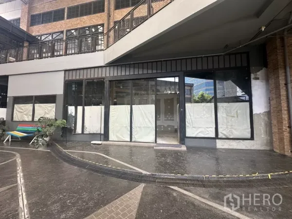 零售空间 出租在Khlong Toei, Bangkok - 曼谷空堤区一层临街铺位，整面玻璃门面与带顶步行通道。