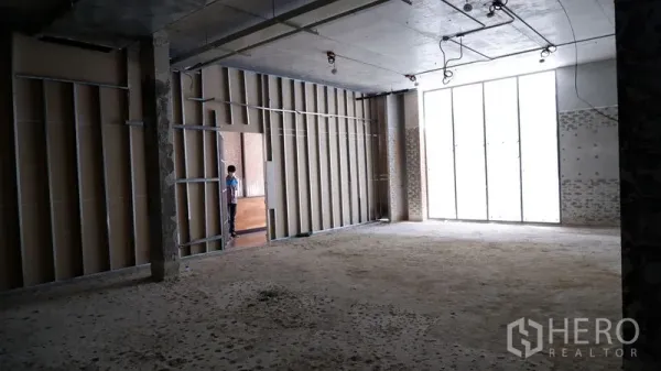 Retail Space for rent in Watthana, Bangkok - Open-plan shop space with metal stud partition and floor-to-ceiling glazed frontage.