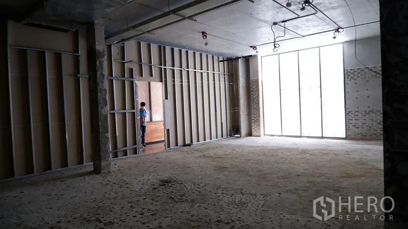 Retail Space for rent in Watthana, Bangkok - Open-plan shop space with metal stud partition and floor-to-ceiling glazed frontage.