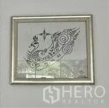 带办公室的家 出租在Wang Thonglang, Bangkok - 白墙上的装饰画框。
