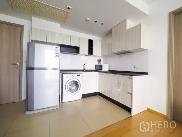 公寓 出租在Watthana, Bangkok - U形现代厨房，配冰箱、洗衣机、微波炉与充足橱柜。