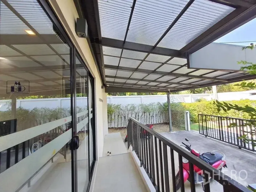 带办公室的家 出租在Saphan Sung, Bangkok - 带金属顶棚的有盖露台与车位，紧邻玻璃入户门。