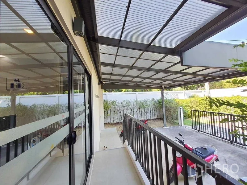 带办公室的家 出租在Saphan Sung, Bangkok - 带金属顶棚的有盖露台与车位，紧邻玻璃入户门。